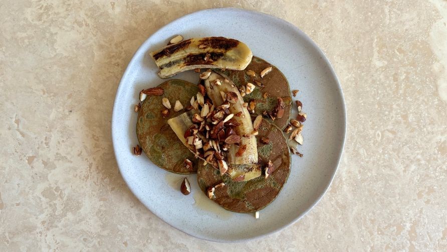 Matcha pandekager med karameliseret bananer og ristede mandler.